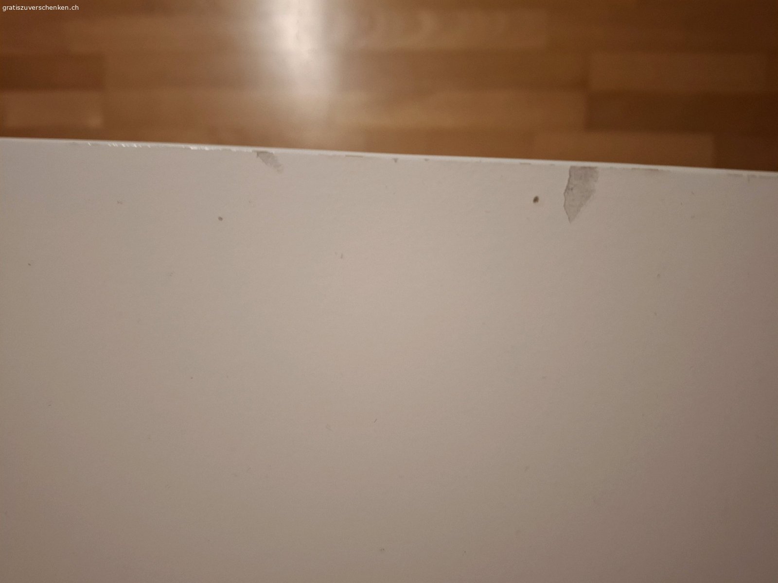 Schreibtisch ALEX mit LED. Leds sind gratis aber man kann sie auch wegnehmen. Grösse: 132x58cm. Einige Gebrauchspuren.

Originalpreis: 169 CHF

https://www.ikea.com/ch/en/p/alex-desk-white-80483438/