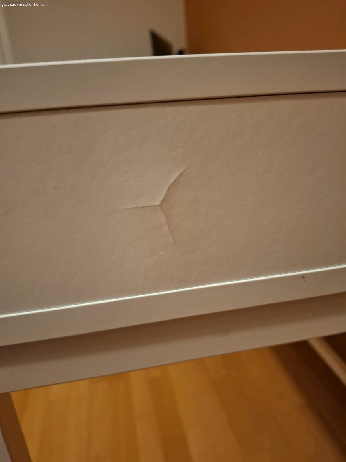 Schreibtisch ALEX mit LED. Leds sind gratis aber man kann sie auch wegnehmen. Grösse: 132x58cm. Einige Gebrauchspuren.

Originalpreis: 169 CHF

https://www.ikea.com/ch/en/p/alex-desk-white-80483438/