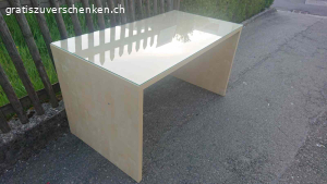 Schreibtisch mit Glasplatte. Aus laminiertem Holz. Länge: 140 cm, Breite: 75 cm, Höhe: 76 cm