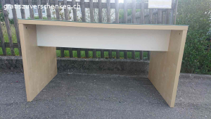 Schreibtisch mit Glasplatte. Aus laminiertem Holz. Länge: 140 cm, Breite: 75 cm, Höhe: 76 cm