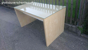 Schreibtisch mit Glasplatte. Aus laminiertem Holz. Länge: 140 cm, Breite: 75 cm, Höhe: 76 cm