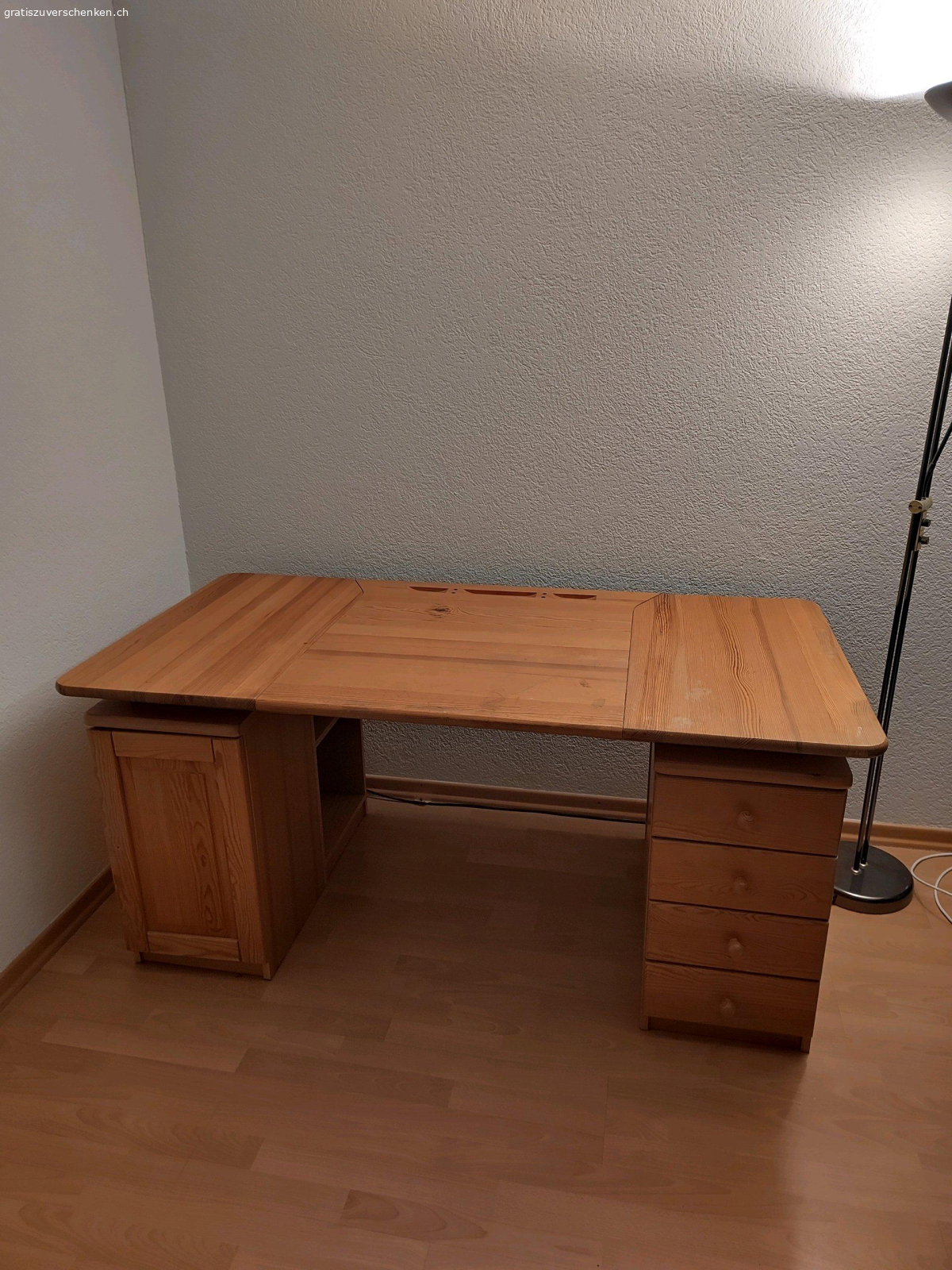 Schreibtisch schräg stellbar. massivholz Schreibtisch