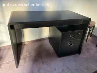 Schreibtisch schwarz. Sehr gut erhalten. Keine Kratzer