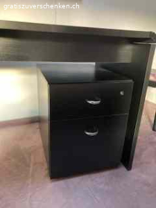 Schreibtisch schwarz. Sehr gut erhalten. Keine Kratzer
