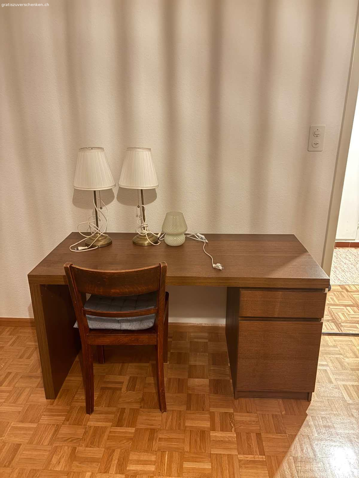 Schreibtisch und diverse Lampen. Verschenke diesen Schreibtisch und die 3 Lampen. 
Alles muss selbst abgeholt werden und kann natürlich auch einzeln mitgenommen werden.
Alle drei Lampen funktionieren.