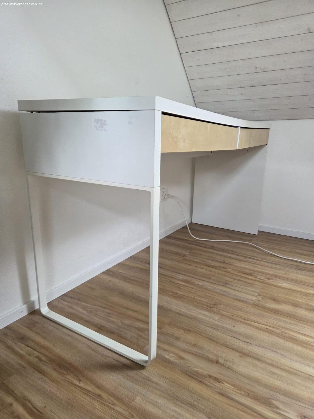 Schreibtisch, weiss mit 2 Holzschubladen, gratis. weisser Schreibtisch mit zwei hellen Holzschubladen. Gebraucht, bereits etwas älter aber in guten Zustand. ganz leicht "durchhängend" - denke könnte aber besser befestigt werden. eher schmal (142 cm x 75 cm x 50 cm).
optisch mit leichten Gebrauchsspuren

muss abgeholt werden bis ca. 23.07.2026 (Achtung: 4. Stock ohne Lift)