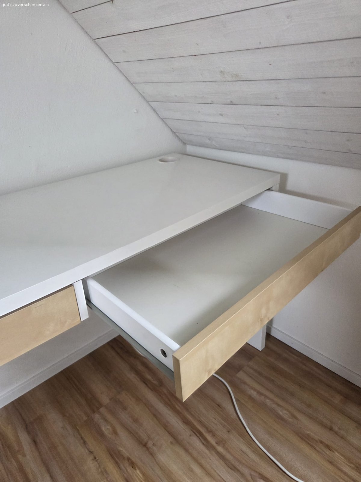 Schreibtisch, weiss mit 2 Holzschubladen, gratis. weisser Schreibtisch mit zwei hellen Holzschubladen. Gebraucht, bereits etwas älter aber in guten Zustand. ganz leicht "durchhängend" - denke könnte aber besser befestigt werden. eher schmal (142 cm x 75 cm x 50 cm).
optisch mit leichten Gebrauchsspuren

muss abgeholt werden bis ca. 23.07.2026 (Achtung: 4. Stock ohne Lift)