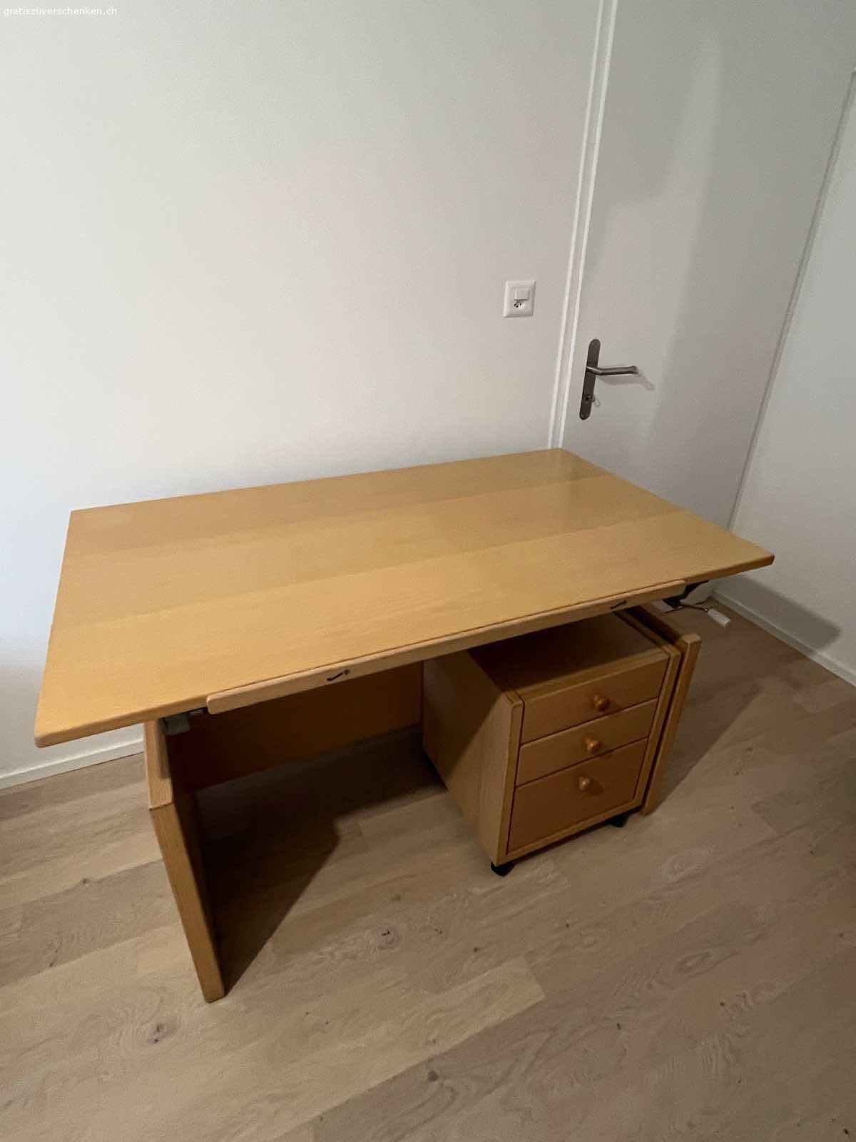 Schreibtisch. Grösse: 130 cm x 76 cm 
 Höhe des Tisches ist verstellbar. 
Inklusive Konsole