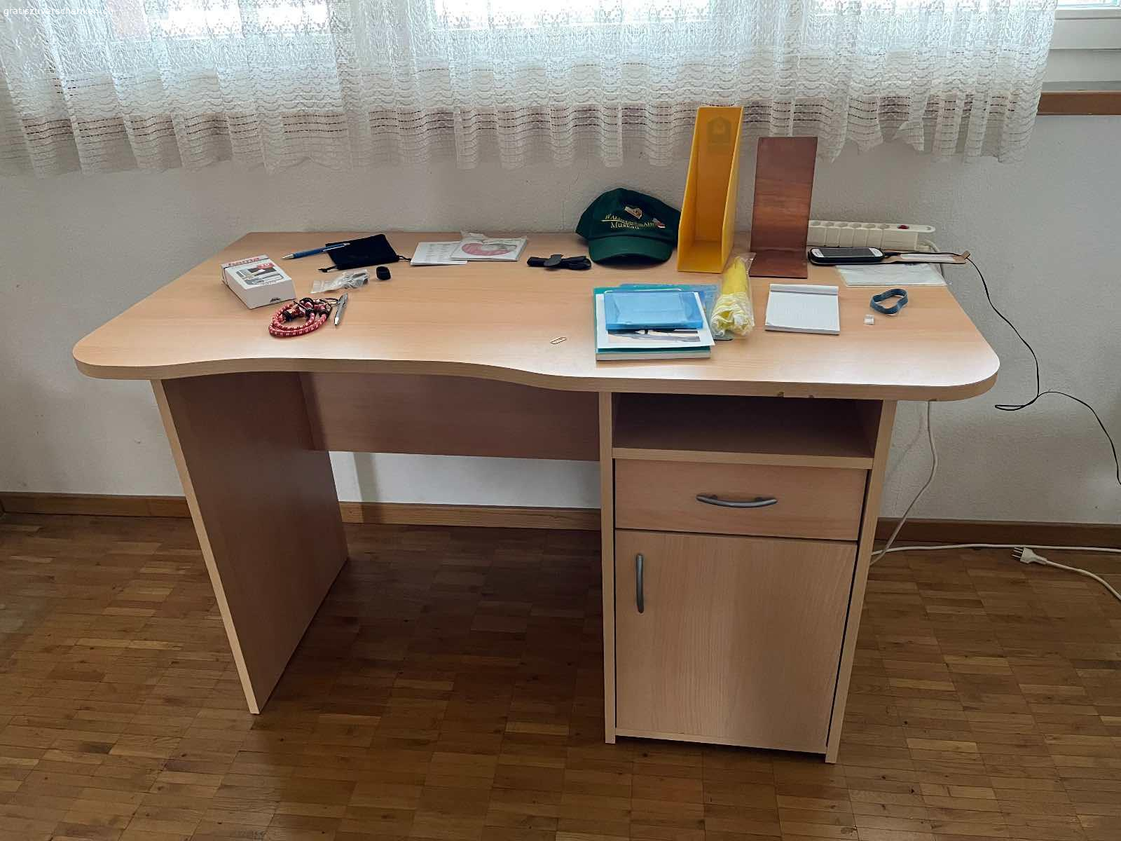 Schreibtisch. Masse: Breite 135 cm/ Tiefe 67 cm/ Höhe 76 cm. In Uster abzuholen.