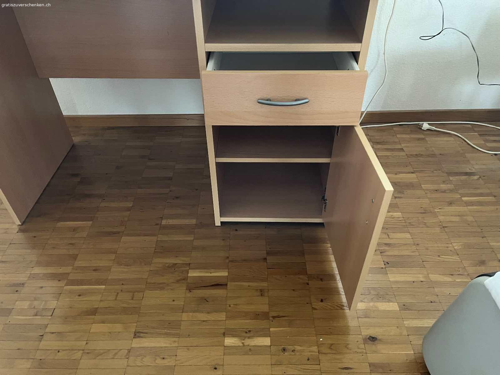 Schreibtisch. Masse: Breite 135 cm/ Tiefe 67 cm/ Höhe 76 cm. In Uster abzuholen.