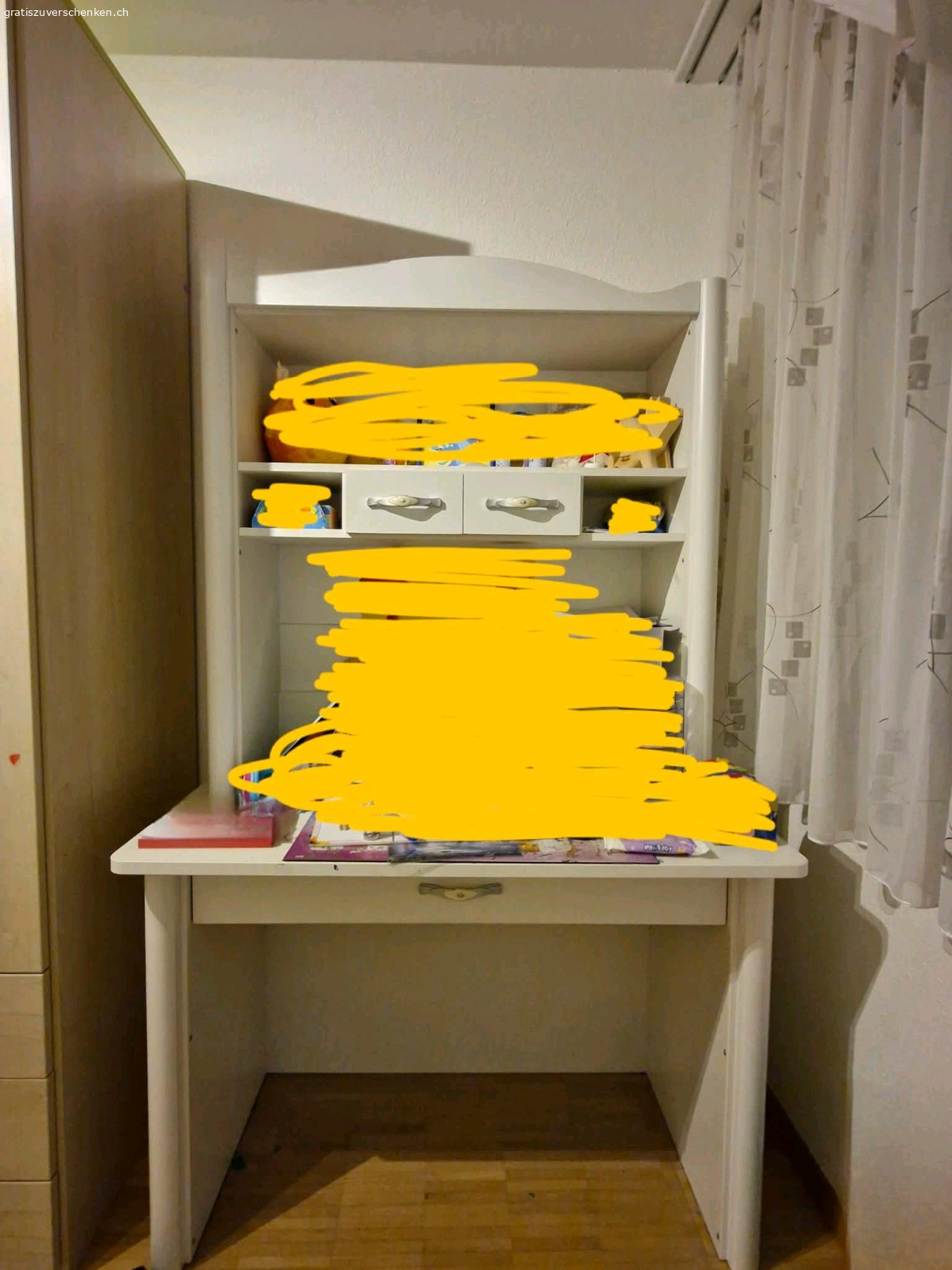 Schreibtisch. mit angebautem Regal, 2 kleine Schubladen oben, 1 breite Schublade unter der Tischplatte, aus zweiter Hand, aber guter Zustand, mit kleinen Gebrauchsspuren. 

Masse: 

Breite 110cm
Höhe Tischplatte 75cm
Höhe komplett 180cm
Tiefe 64cm

Abholung in 8408, wenn möglich bis 23.04