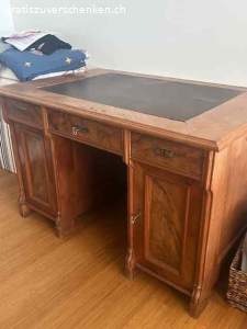 schreibtisch. wunderschöner alter nussbaumschreibtisch mit lederschreibeinlage.