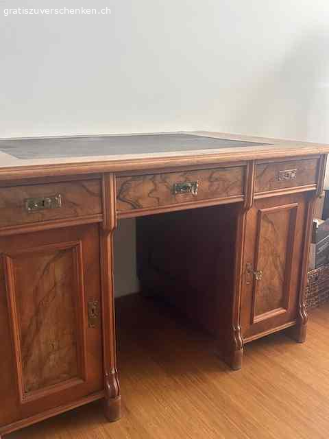 schreibtisch. wunderschöner alter nussbaumschreibtisch mit lederschreibeinlage.