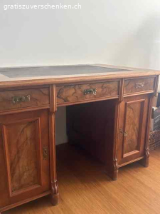 schreibtisch. wunderschöner alter nussbaumschreibtisch mit lederschreibeinlage.