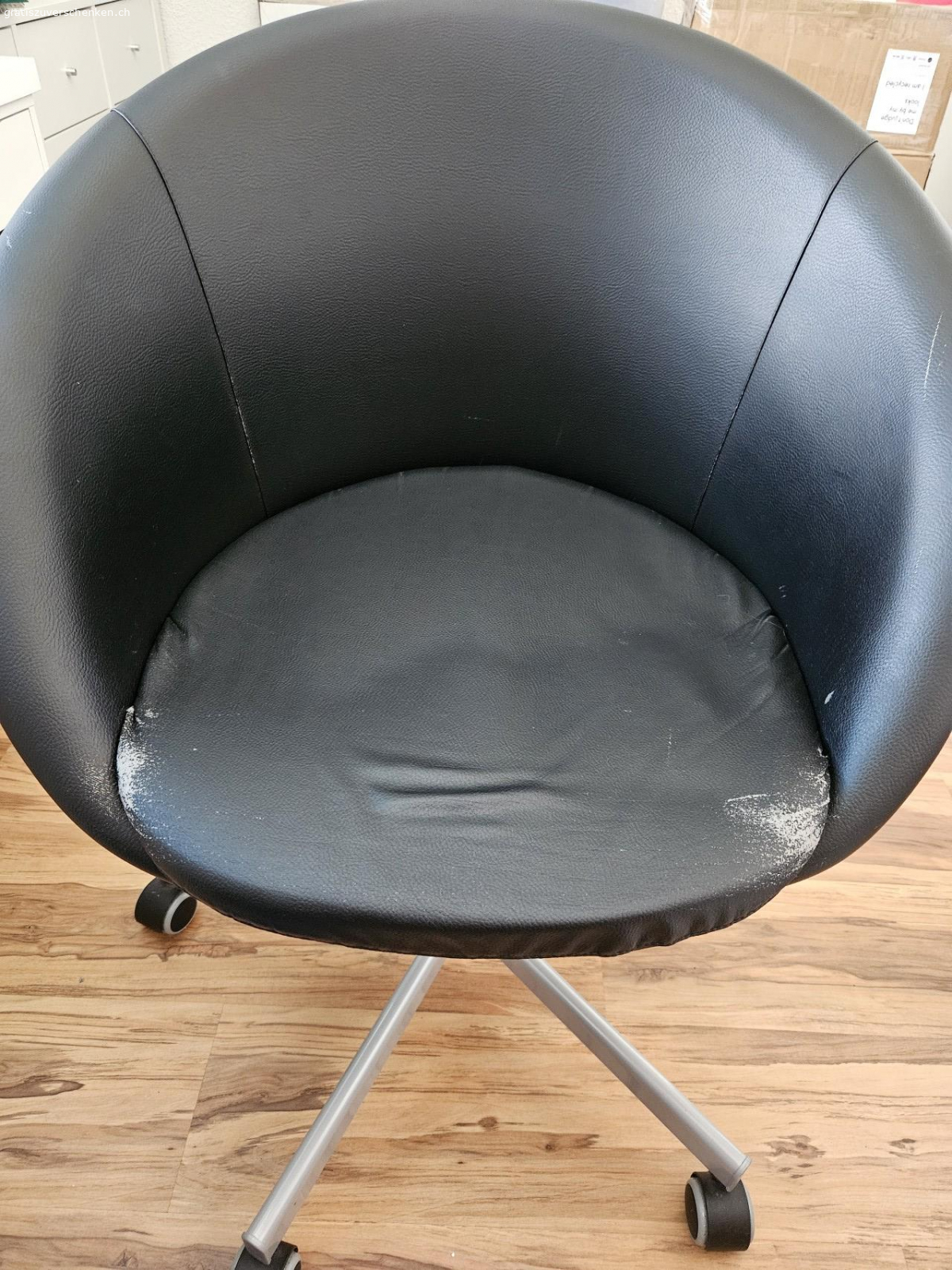 Schreibtischstuhl. Bequemer Bürostuhl
Er hat Gebrauchsspuren, funktioniert aber noch einwandfrei.
Ich habe den Stuhl bereits so übernommen.
Aus tierlosem nichtraucher Haushalt