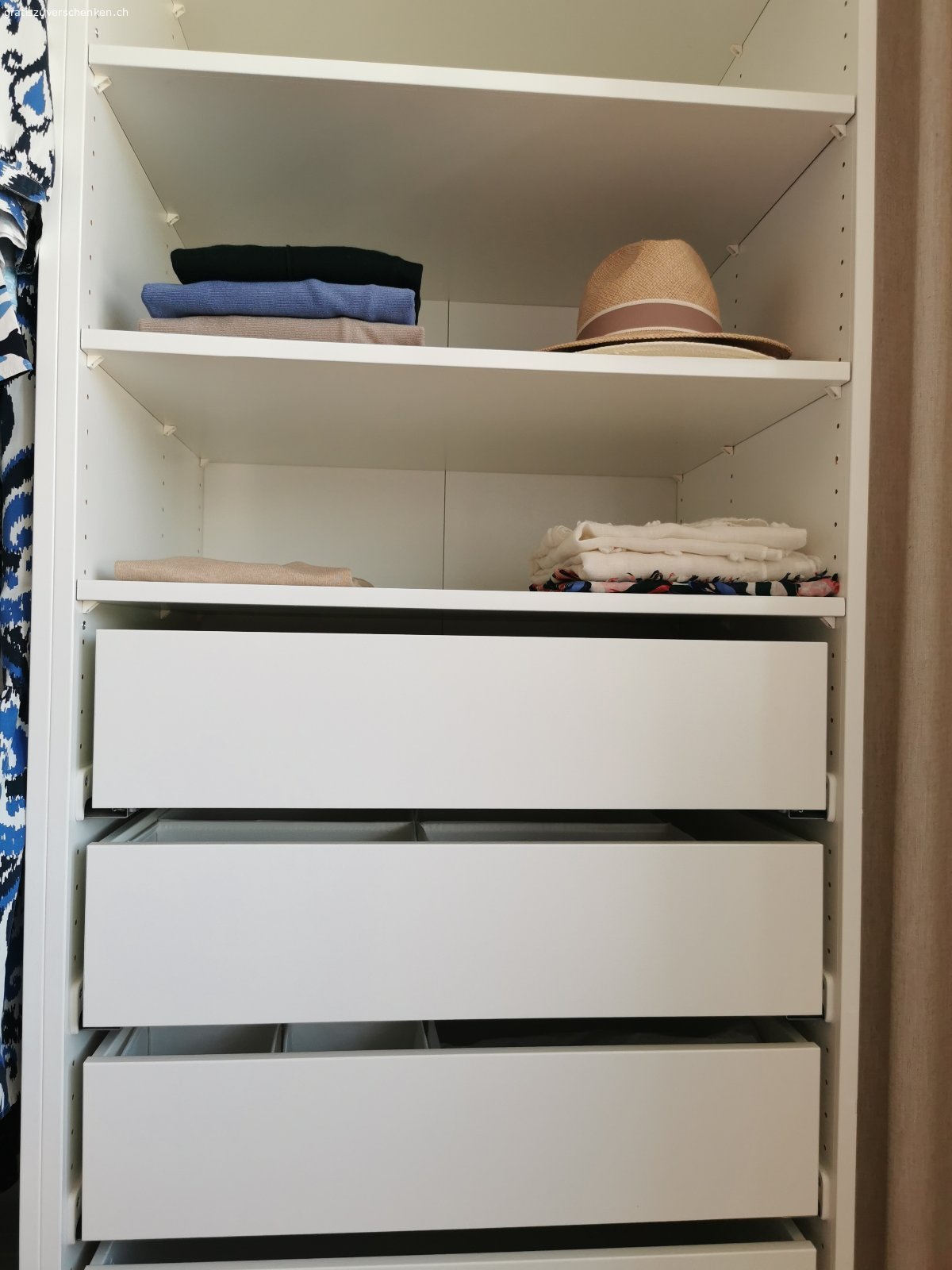Schubladen und Tablare zum IKEA PAX-Schrank 75cm. Drei gebrauchte aber absolut funktionstüchtige Schubladen mit Schienen und vier Tablare tlw. mit kleinen Montagespuren, aber ansonsten intakt. Alles passt zum PAX-Schrank 75x58cm.