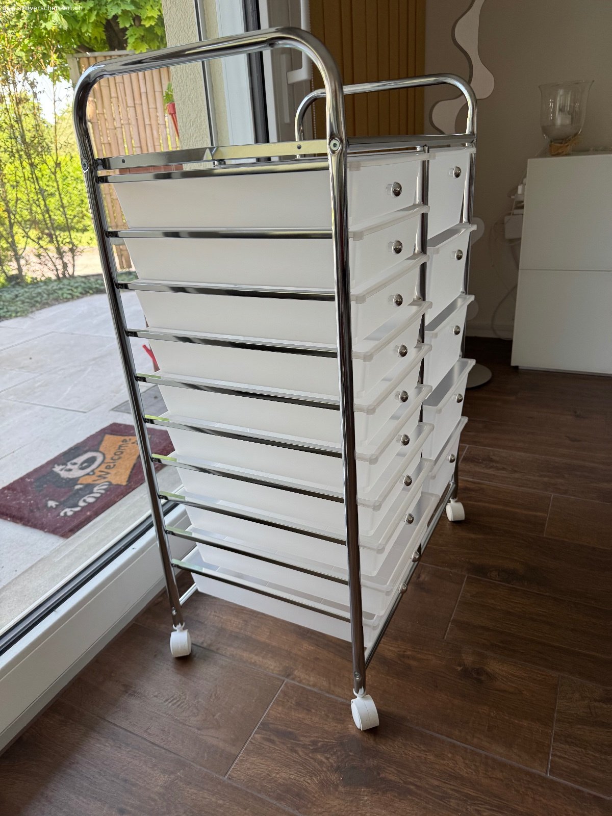 Schubladengestell fahrbar. 10 kleine und 5 grosse Plastikschubladen
Breite: 65 cm, Höhe: 100 cm, T: 40 cm
muss abgeholt werden.