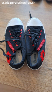 schuhe. 2 paar schuhe gr.37
 können bei übernahme des portos auch versendet werden