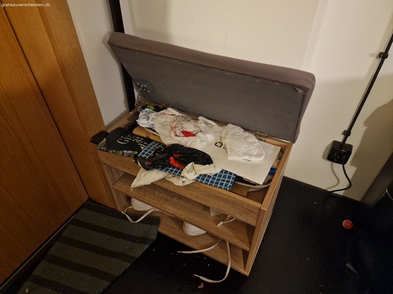 Schuhschrank Eiche-Dekor mit Sitzkissen. ABHOLEN ZWISCHEN SONNTAG 24.05. UND MITTWOCH 27.05.

Schuhschrank mit Sitzkissen, 2 Fächern, und einer Aufbewahrungsmöglichkeit