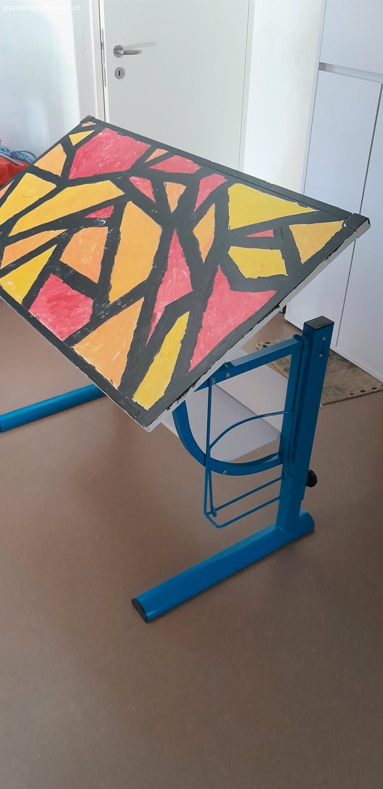 Schulpult. höhenverstellbares Pult abzugeben, Schreibtisch kann gekippt werden. Platte wurde bemalt, kann aber gut übermalt oder beklebt werden, falls es nicht gefällt.