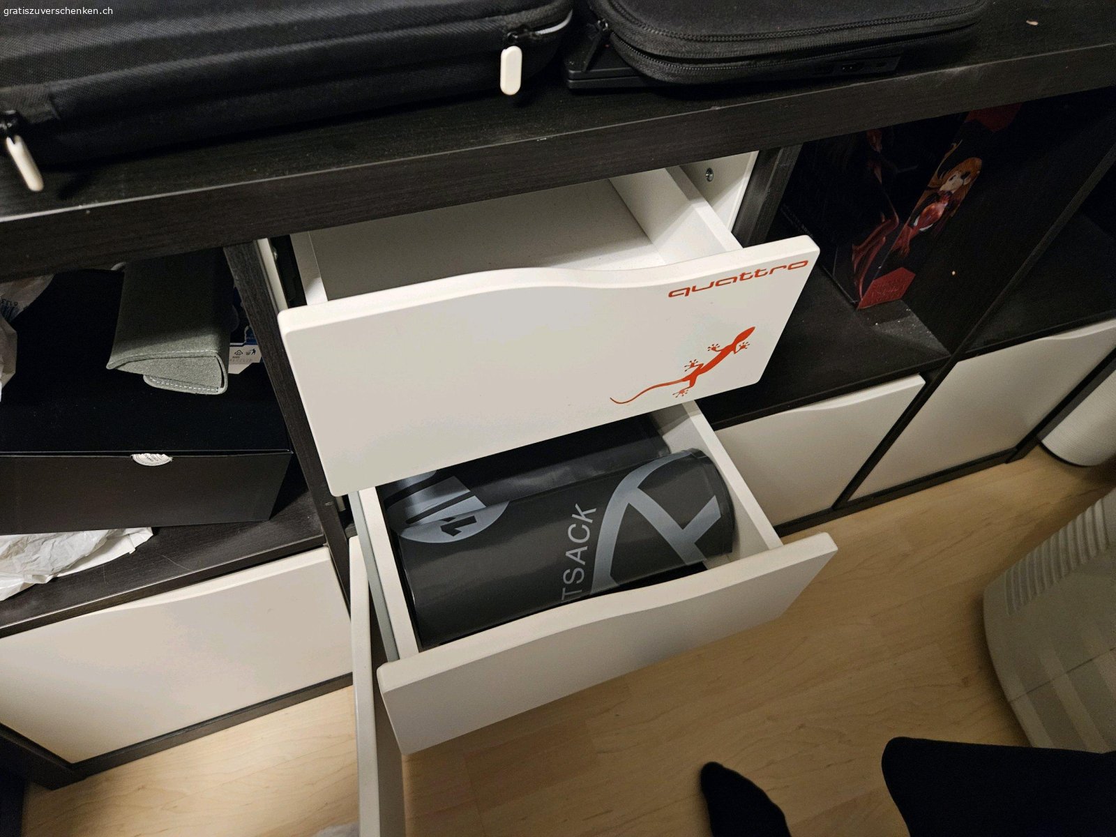 Schwarz/Weiss Kommode. Kommode zu verschenken