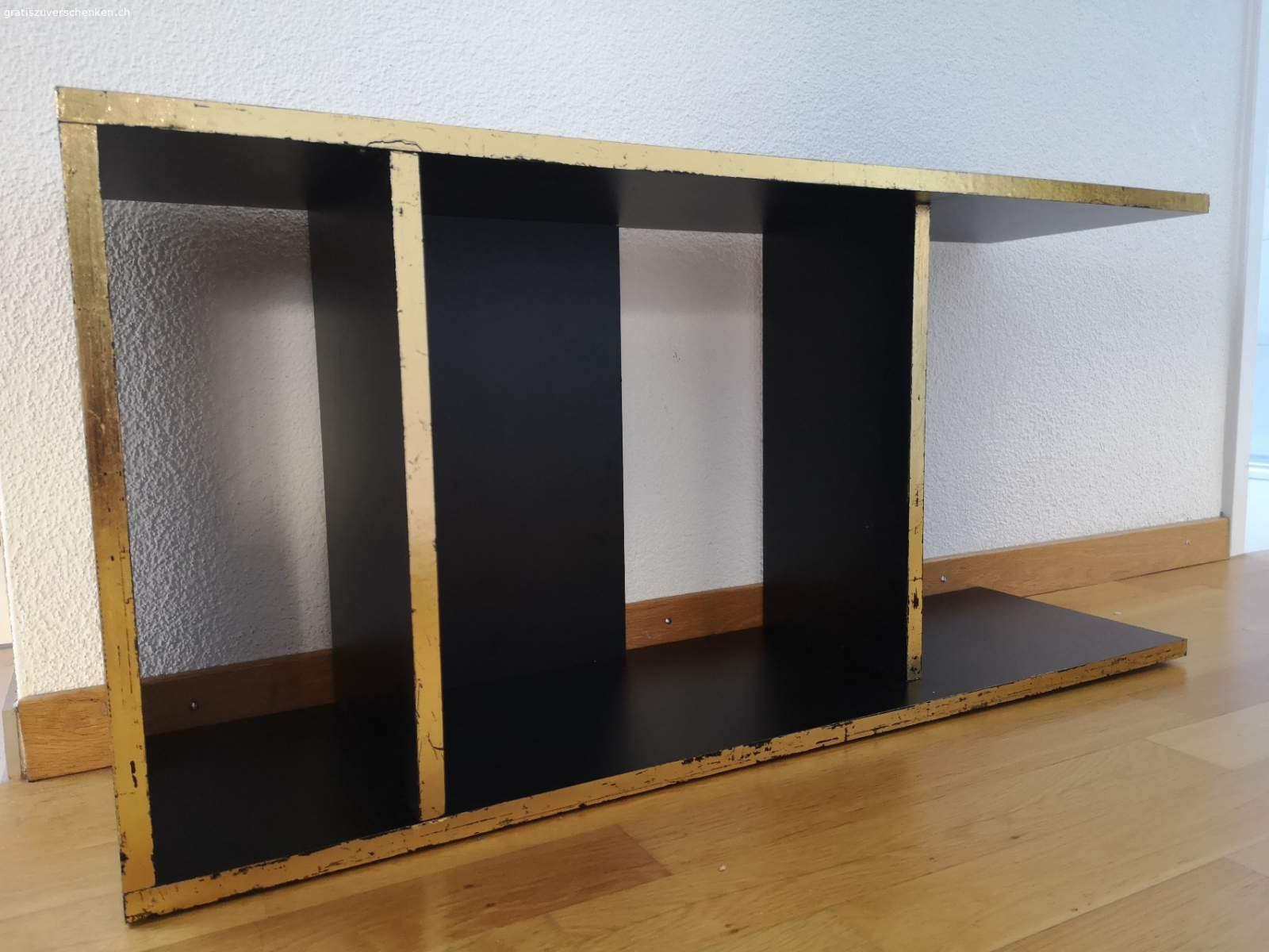 Schwarzes edles Regal. Zu verschenken
Schwarzes Regal, mit Blattgold verzierter Front
Masse länge: 90cm
Tiefe: 24.5 cm
Höhe ca. 180 cm
Tablar zwischenräume: 39 cm
Es entspricht nicht ganz den Massen wie auf dem Bild!!!!