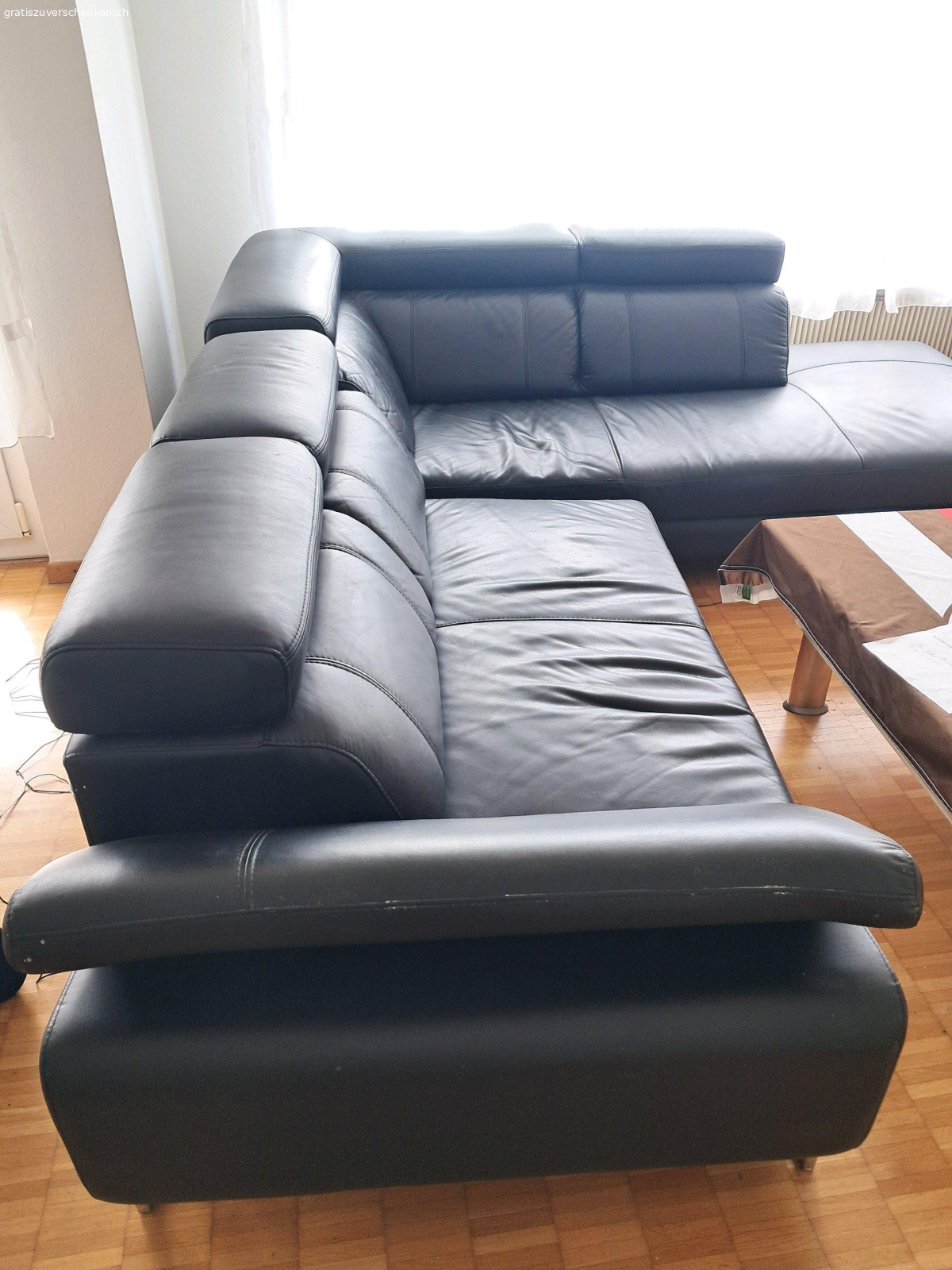 schwarzes Leder Sofa zu verschenken. Schwarzes Leder Sofa zu verschenken mit leichten gebraucht Spuren das eine Teil kann in den Lift das andere muss über das Treppenhaus 4 Stock