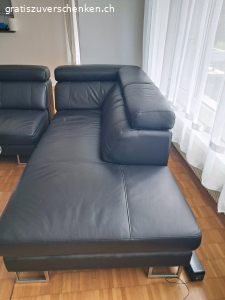 schwarzes Leder Sofa zu verschenken. Schwarzes Leder Sofa zu verschenken mit leichten gebraucht Spuren das eine Teil kann in den Lift das andere muss über das Treppenhaus 4 Stock