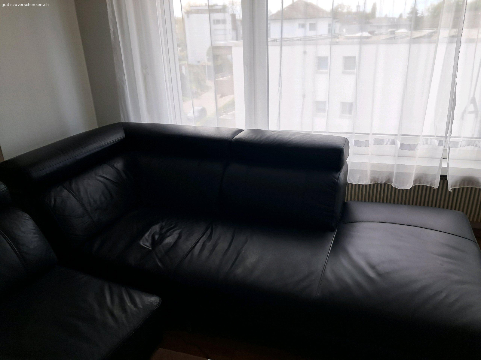 schwarzes Leder Sofa zu verschenken. Schwarzes Leder Sofa zu verschenken mit leichten gebraucht Spuren das eine Teil kann in den Lift das andere muss über das Treppenhaus 4 Stock