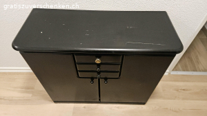 schwarzes Sideboard. Höhe 77cm
Breite 93cm
Tiefe 37cm

Das schwarze Sideboard hat viel Stauraum. es ist verkratzt aber für eine Garage noch völlig gut. wäre schade es wegzuschmeissen.