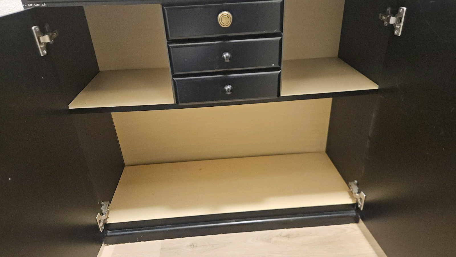 schwarzes Sideboard. Höhe 77cm
Breite 93cm
Tiefe 37cm

Das schwarze Sideboard hat viel Stauraum. es ist verkratzt aber für eine Garage noch völlig gut. wäre schade es wegzuschmeissen.