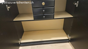 schwarzes Sideboard. Höhe 77cm
Breite 93cm
Tiefe 37cm

Das schwarze Sideboard hat viel Stauraum. es ist verkratzt aber für eine Garage noch völlig gut. wäre schade es wegzuschmeissen.