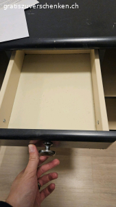 schwarzes Sideboard. Höhe 77cm
Breite 93cm
Tiefe 37cm

Das schwarze Sideboard hat viel Stauraum. es ist verkratzt aber für eine Garage noch völlig gut. wäre schade es wegzuschmeissen.