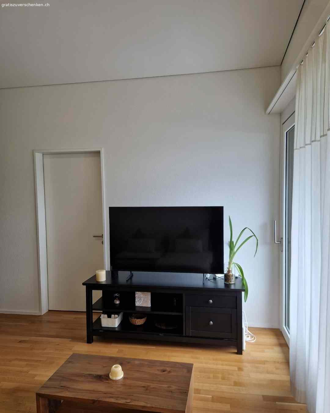 Schwarzes tv Möbel. Tv Möbel schwarz mit 2 Schubladen und 2 runden Löcher in in der Hinterwand mittig für Kabel. Abzugeben aufgrund Umzug.