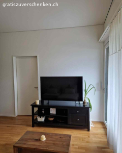 Schwarzes tv Möbel. Tv Möbel schwarz mit 2 Schubladen und 2 runden Löcher in in der Hinterwand mittig für Kabel. Abzugeben aufgrund Umzug.