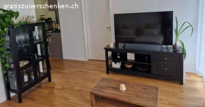 Schwarzes tv Möbel. Tv Möbel schwarz mit 2 Schubladen und 2 runden Löcher in in der Hinterwand mittig für Kabel. Abzugeben aufgrund Umzug.