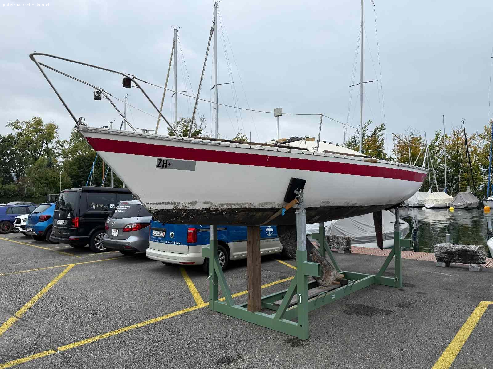 Segelboot Jeanneau FUN, voll ausgerüstet,  Strassentrailer. Es ist ein leichtes, spannendes Boot, welches sportlich zu segeln ist aber trotzdem auch für Familienausflüge gebraucht werden kann. Das Selbstwendefocker macht es komfortabel, das Boot sehr gut auch einhand zu segeln.
Es muss aber überholt werden, Unterwasser sollte gesamthaft überarbeitet werden. Es hat klare Alterung- und Gebrauchsspuren. Ein Teil der Scheuerleiste backbords fehlt und muss ersetzt werden.
Kompletter Segelsatz: Grosssegel, Fock, Genua und Spinnacker, neuer Kompass, neuer Fallenstopper spinlock
Letzte Schiffskontrolle Oktober 2022
Das Boot ist zur Zeit ausgewassert und steht in Bächau/Zürichsee.