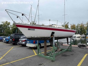 Segelboot Jeanneau FUN, voll ausgerüstet,  Strassentrailer. Es ist ein leichtes, spannendes Boot, welches sportlich zu segeln ist aber trotzdem auch für Familienausflüge gebraucht werden kann. Das Selbstwendefocker macht es komfortabel, das Boot sehr gut auch einhand zu segeln.
Es muss aber überholt werden, Unterwasser sollte gesamthaft überarbeitet werden. Es hat klare Alterung- und Gebrauchsspuren. Ein Teil der Scheuerleiste backbords fehlt und muss ersetzt werden.
Kompletter Segelsatz: Grosssegel, Fock, Genua und Spinnacker, neuer Kompass, neuer Fallenstopper spinlock
Letzte Schiffskontrolle Oktober 2022
Das Boot ist zur Zeit ausgewassert und steht in Bächau/Zürichsee.