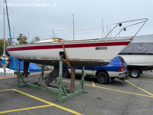 Segelboot Jeanneau FUN, voll ausgerüstet,  Strassentrailer. Es ist ein leichtes, spannendes Boot, welches sportlich zu segeln ist aber trotzdem auch für Familienausflüge gebraucht werden kann. Das Selbstwendefocker macht es komfortabel, das Boot sehr gut auch einhand zu segeln.
Es muss aber überholt werden, Unterwasser sollte gesamthaft überarbeitet werden. Es hat klare Alterung- und Gebrauchsspuren. Ein Teil der Scheuerleiste backbords fehlt und muss ersetzt werden.
Kompletter Segelsatz: Grosssegel, Fock, Genua und Spinnacker, neuer Kompass, neuer Fallenstopper spinlock
Letzte Schiffskontrolle Oktober 2022
Das Boot ist zur Zeit ausgewassert und steht in Bächau/Zürichsee.