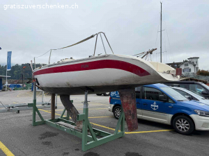Segelboot Jeanneau FUN, voll ausgerüstet,  Strassentrailer. Es ist ein leichtes, spannendes Boot, welches sportlich zu segeln ist aber trotzdem auch für Familienausflüge gebraucht werden kann. Das Selbstwendefocker macht es komfortabel, das Boot sehr gut auch einhand zu segeln.
Es muss aber überholt werden, Unterwasser sollte gesamthaft überarbeitet werden. Es hat klare Alterung- und Gebrauchsspuren. Ein Teil der Scheuerleiste backbords fehlt und muss ersetzt werden.
Kompletter Segelsatz: Grosssegel, Fock, Genua und Spinnacker, neuer Kompass, neuer Fallenstopper spinlock
Letzte Schiffskontrolle Oktober 2022
Das Boot ist zur Zeit ausgewassert und steht in Bächau/Zürichsee.