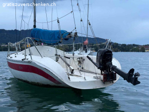 Segelboot Jeanneau FUN, voll ausgerüstet,  Strassentrailer. Es ist ein leichtes, spannendes Boot, welches sportlich zu segeln ist aber trotzdem auch für Familienausflüge gebraucht werden kann. Das Selbstwendefocker macht es komfortabel, das Boot sehr gut auch einhand zu segeln.
Es muss aber überholt werden, Unterwasser sollte gesamthaft überarbeitet werden. Es hat klare Alterung- und Gebrauchsspuren. Ein Teil der Scheuerleiste backbords fehlt und muss ersetzt werden.
Kompletter Segelsatz: Grosssegel, Fock, Genua und Spinnacker, neuer Kompass, neuer Fallenstopper spinlock
Letzte Schiffskontrolle Oktober 2022
Das Boot ist zur Zeit ausgewassert und steht in Bächau/Zürichsee.