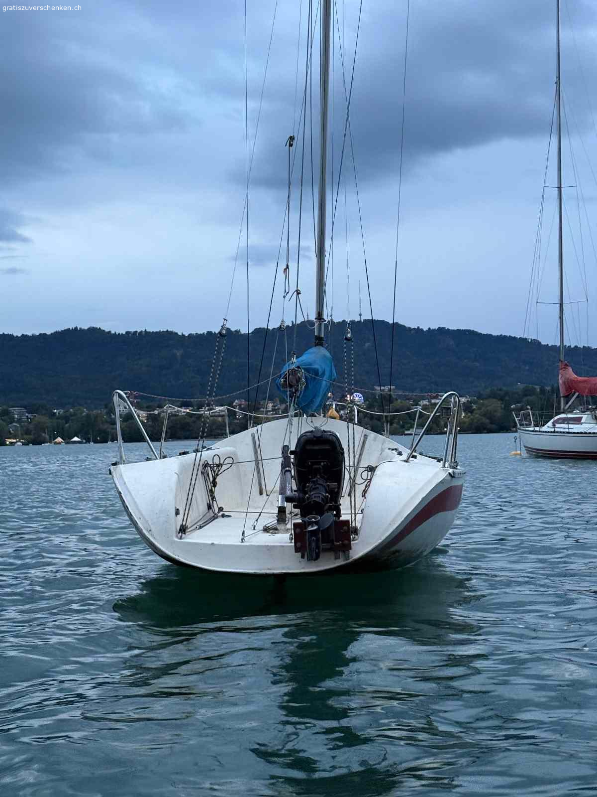 Segelboot Jeanneau FUN, voll ausgerüstet,  Strassentrailer. Es ist ein leichtes, spannendes Boot, welches sportlich zu segeln ist aber trotzdem auch für Familienausflüge gebraucht werden kann. Das Selbstwendefocker macht es komfortabel, das Boot sehr gut auch einhand zu segeln.
Es muss aber überholt werden, Unterwasser sollte gesamthaft überarbeitet werden. Es hat klare Alterung- und Gebrauchsspuren. Ein Teil der Scheuerleiste backbords fehlt und muss ersetzt werden.
Kompletter Segelsatz: Grosssegel, Fock, Genua und Spinnacker, neuer Kompass, neuer Fallenstopper spinlock
Letzte Schiffskontrolle Oktober 2022
Das Boot ist zur Zeit ausgewassert und steht in Bächau/Zürichsee.