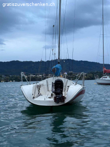 Segelboot Jeanneau FUN, voll ausgerüstet,  Strassentrailer. Es ist ein leichtes, spannendes Boot, welches sportlich zu segeln ist aber trotzdem auch für Familienausflüge gebraucht werden kann. Das Selbstwendefocker macht es komfortabel, das Boot sehr gut auch einhand zu segeln.
Es muss aber überholt werden, Unterwasser sollte gesamthaft überarbeitet werden. Es hat klare Alterung- und Gebrauchsspuren. Ein Teil der Scheuerleiste backbords fehlt und muss ersetzt werden.
Kompletter Segelsatz: Grosssegel, Fock, Genua und Spinnacker, neuer Kompass, neuer Fallenstopper spinlock
Letzte Schiffskontrolle Oktober 2022
Das Boot ist zur Zeit ausgewassert und steht in Bächau/Zürichsee.