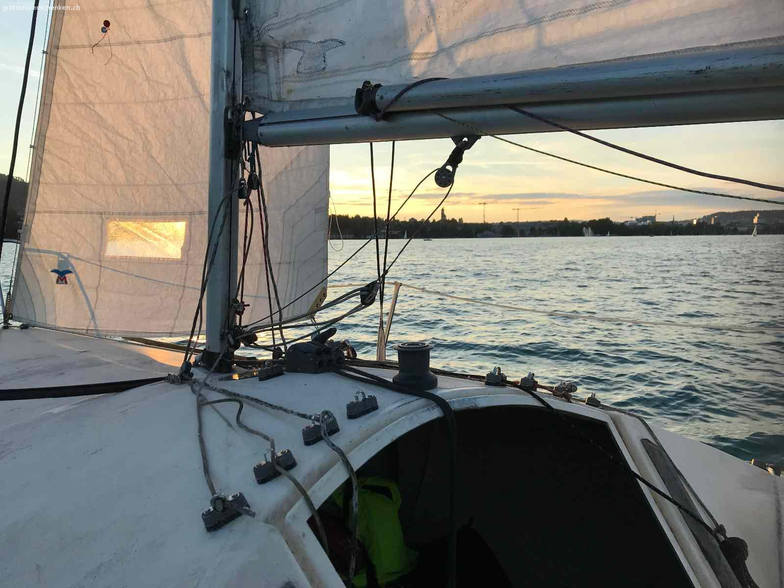 Segelboot Jeanneau FUN, voll ausgerüstet,  Strassentrailer. Es ist ein leichtes, spannendes Boot, welches sportlich zu segeln ist aber trotzdem auch für Familienausflüge gebraucht werden kann. Das Selbstwendefocker macht es komfortabel, das Boot sehr gut auch einhand zu segeln.
Es muss aber überholt werden, Unterwasser sollte gesamthaft überarbeitet werden. Es hat klare Alterung- und Gebrauchsspuren. Ein Teil der Scheuerleiste backbords fehlt und muss ersetzt werden.
Kompletter Segelsatz: Grosssegel, Fock, Genua und Spinnacker, neuer Kompass, neuer Fallenstopper spinlock
Letzte Schiffskontrolle Oktober 2022
Das Boot ist zur Zeit ausgewassert und steht in Bächau/Zürichsee.