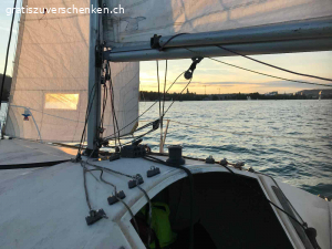 Segelboot Jeanneau FUN, voll ausgerüstet,  Strassentrailer. Es ist ein leichtes, spannendes Boot, welches sportlich zu segeln ist aber trotzdem auch für Familienausflüge gebraucht werden kann. Das Selbstwendefocker macht es komfortabel, das Boot sehr gut auch einhand zu segeln.
Es muss aber überholt werden, Unterwasser sollte gesamthaft überarbeitet werden. Es hat klare Alterung- und Gebrauchsspuren. Ein Teil der Scheuerleiste backbords fehlt und muss ersetzt werden.
Kompletter Segelsatz: Grosssegel, Fock, Genua und Spinnacker, neuer Kompass, neuer Fallenstopper spinlock
Letzte Schiffskontrolle Oktober 2022
Das Boot ist zur Zeit ausgewassert und steht in Bächau/Zürichsee.