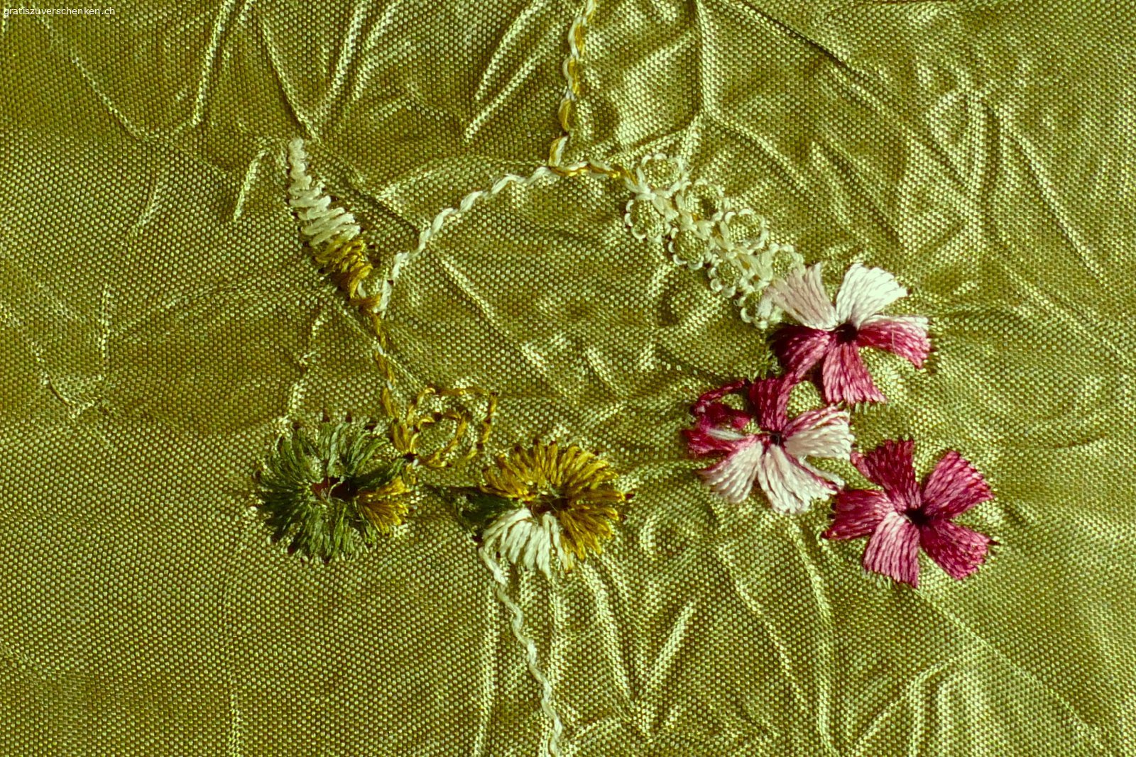 Seidenschal. Dieser wunderschöne Seidenschal mit floralem Muster möchte weiterziehen.
Er misst 145cm x 60cm  und hat eine sorgfältige Umrandungs-Naht.
Er kann in Winterthur abgeholt oder gegen Übernahme der Porto- und Verpackungskosten in Briefmarken auch verschickt werden.
Kontakt via Email
Kein Twint