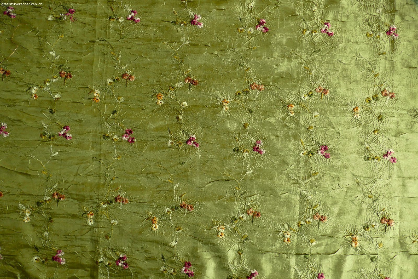 Seidenschal. Dieser wunderschöne Seidenschal mit floralem Muster möchte weiterziehen.
Er misst 145cm x 60cm  und hat eine sorgfältige Umrandungs-Naht.
Er kann in Winterthur abgeholt oder gegen Übernahme der Porto- und Verpackungskosten in Briefmarken auch verschickt werden.
Kontakt via Email
Kein Twint
