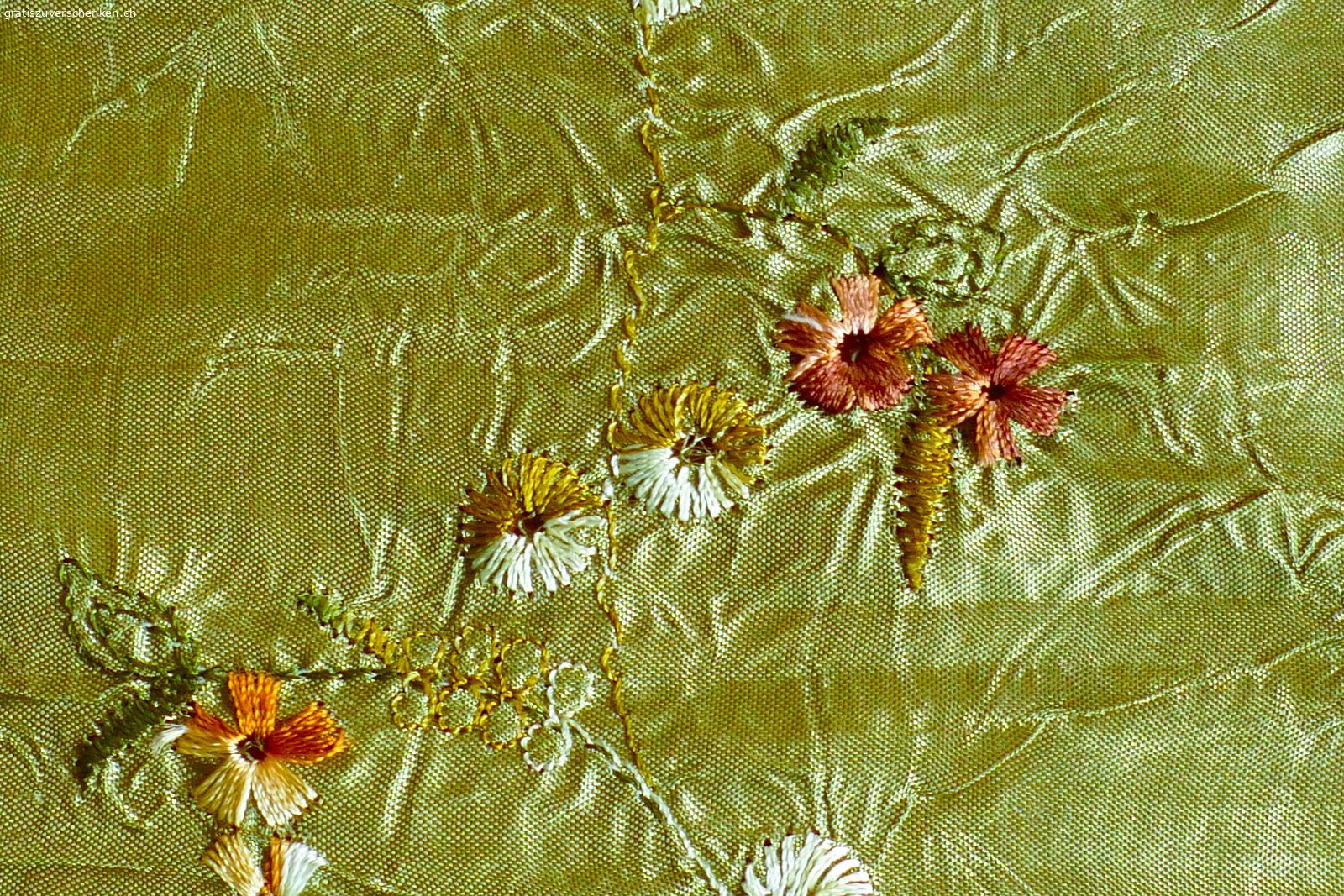 Seidenschal. Dieser wunderschöne Seidenschal mit floralem Muster möchte weiterziehen.
Er misst 145cm x 60cm  und hat eine sorgfältige Umrandungs-Naht.
Er kann in Winterthur abgeholt oder gegen Übernahme der Porto- und Verpackungskosten in Briefmarken auch verschickt werden.
Kontakt via Email
Kein Twint