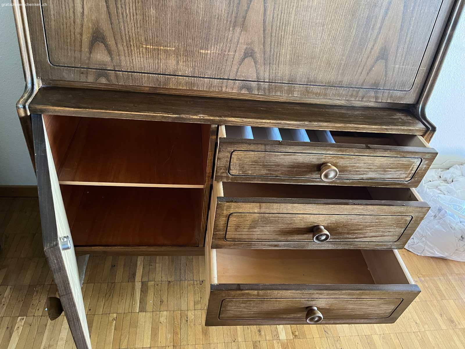 Sekretär. Schöner Sekretär. Etwa 60 Jährig. Innen hat es noch zwei kleine Schubladen. Unten hat es drei Schubladen und ein Türchen. Masse: Höhe 125 cm. Breite 100. Tiefe 44 cm. In Uster abzuholen.