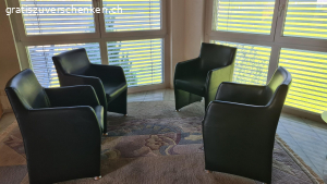 sessel inkl Teppich. wunderschöne Sessel. 
2 haben einen Riss. 
Teppich wenn gewünscht kann auch dazu genommen werden